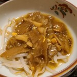 恵比須軒 - ⑤煮鱶鰭としめじの上海蟹味噌炒めモヤシ添え
            上海蟹を蒸した時に吹き出した蟹味噌を使って煮鱶鰭としめじを軽く炒めて提供
            トゥルントゥルンな食感の鱶鰭を濃厚なソースで頂きました