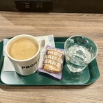 カフェ&バー プロント - ホットコーヒーM352円、シナモンレーズンサンド187円