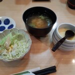 寿司おのざき - セットのみそ汁と茶碗蒸しとサラダ
