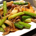 四川料理 シュン - 「牛肉とニンニクの芽のピリ辛炒め」のアップ。