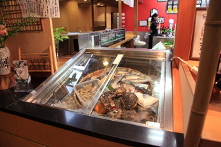 Toritei - 店内正面入り口に旬の鮮魚を毎日並べております♪まずはショーケースをチェック！