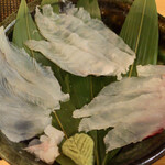 ひょーげもん酒房 雲仙 - 島原市の仲卸業者から直送された白身魚の食べ比べ（左から平目、コチ、タイ）