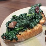 AZUFRITTO - 自家農園カーボロネロのブルスケッタ（写真は２人前）
