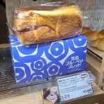 SHIMAUMA BAKERY - 「宮島ブルーベリーブレッド」(税込1,200円)
                        バターを多く練り込んだ菓子生地に広島県産のブルーベリーを使った甘酸っぱいブルーベリージャムとコクのあるプロセスチーズを巻き込んで焼いてあります