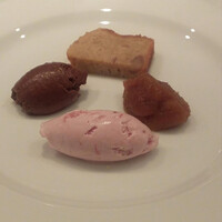 コック アジル - 苺アイスとチョコムース、栗のパウンドケーキ、りんごのキャラメリゼ