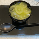 日本料理 TOBIUME - 皮ごと食べる　シャインマスカットです