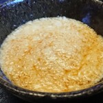 蕎麦喰い処 利めい庵 - 蕎麦汁共々合わせ延ばされた芋は香り高い。粗さを残しながら強粘り演出の奥には田舎くささを残しながらも上品な甘味が旨味と相乗効果をもたらす。