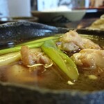 蕎麦喰い処 利めい庵 - チンチン熱々を強調され提供受ける。素朴な濃口汁にキッチリクッキリ現れる鶏&葱の旨味&香ばしさ。