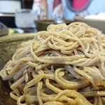 蕎麦喰い処 利めい庵 - 季節柄キンと締まった蕎麦の茹で加減適切でしなやかな麺線を描く。手繰りやすい長さで啜り上げた口内にて噛み締めると溢れでる香味と甘みが広がる。