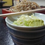 Tomoe - 令和4年もりそば550円☆せいろ提供の前に蕎麦猪口&薬味。その上に箸を割り箸を乗せて提供。