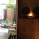 券売機で券を買い、進むと中庭？！のようなスペース