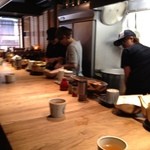 厨房を囲んだカウンターだけの店内