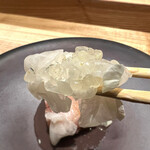 STUN.S - 1番上に加賀野菜の源助大根の甘酢漬け、柚子で作った柚子キャビア、食用の白い花がのり、1番下に炊いた源助大根が隠れています