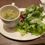 ビストロ石川亭 東京駅グランスタ八重北店 - セットのスープ、サラダ