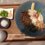 ぶっかけうどん こむぎ さくら製麺所。 - 炙り温玉肉ぶっかけ(1,045円)