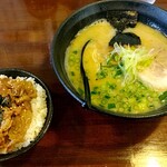 久留米ラーメン 三代目よかろうもん - 料理写真: