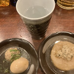 立ち呑み くにし - おでん(豚つくね、玉子、大根) 里の曙お湯割り