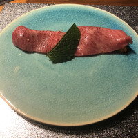 焼肉牛印 銀座店 - サーロインと季節のフルーツ(苺と柿)