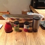 カウンターの山椒、一味、胡椒とお茶はご自由に