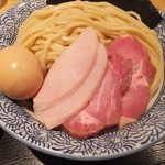 具材アップ　チャーシューの彩も鮮やかです