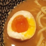 麺屋一燈 - 半熟煮玉子アップ