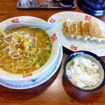 Oogiya Ramen - 【2022.12.31(土)】みそラーメン(並盛・150g)750円＋ギョーザ335→110円＋無料ライス