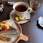 白栄堂 - お茶とミニケーキはサービス