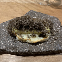 bb9 - 自家製パンのジャージー牛の燻製バターと黒トリュフ乗せ