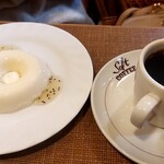 コーヒーハウスTOM - ババロアとソフトコーヒー　ソーサーにソフトコーヒーと書いてあるのが良い