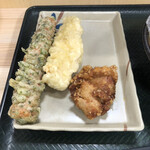 はなまるうどん - ちくわ磯辺揚げ 110円（税込）、とり天 150円（税込）、鶏千から揚げ 130円（税込）