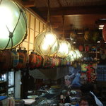 Robatayaki Asai - 人気のカウンター席は漁に使うガラス玉を照明に。
