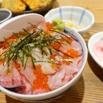 Kaisen Shokudou Tsunaya - 2021年12月　つなやの海鮮丼【税抜890円】これを海鮮丼と言っていいのか？海鮮切れ端丼やな