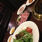 炭火焼肉 円寿 - 手前がサラダ！続いてあご肉、鳥もも、ホルモン！サラダと鳥ももは絶品♡