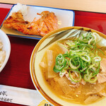 羽曳野食堂 - 料理写真:ごはん（中）、鮭の塩焼、豚汁