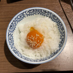 米と焼肉 肉のよいち - 釜だきご飯[一合] 539円
            漬け卵黄 99円