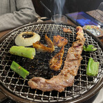 Kometo Yakiniku Nikuno Yoi Chi - 焼肉の様子