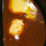 すき家 - カレーに入っている、とろ～り３種チーズとおんたま(R3.8.18撮影) 