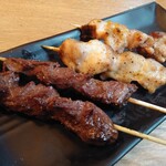 Sumiyaki Sakaba Tori Kingu - 串焼きから鶏モモ塩110円×2本縛り、牛ハラミ塩110円×2本縛り