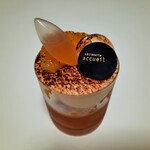 グランマルニエのシロップを浸したブリオッシュにキャラメルのクリーム、アプリコットとオレンジ、アリババロートンヌ580円