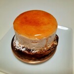 オレンジとアプリコットを焼き込んだサワークリームのアパレイユ、シブーストクリーム、オレンジアプリコットのジュレを重ねたフルーティーなシブースト580円