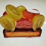 パティスリー アクイユ - 高貴な甘味のシャインマスカットに、コクのある甘味のクイーンニーナ♪旬の濃いぶどうにコクのあるカスタード、分厚いクレームダマンドやサクサクのタルトが合う