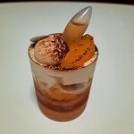 パティスリー アクイユ - ミルキーだけどビターなキャラメルのシャンティイーやカスタード、瑞々しいオレンジの果肉にグランマルニエがジュワッと溢れる生地がとろける～