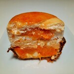 パティスリー アクイユ - パリッと薄く香ばしいキャラメリゼに、ホワッと甘いシブーストクリーム、甘酸っぱくフルーティーなオレンジやアプリコットが爽やかなシブースト