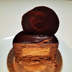 パティスリー アクイユ - まろやかなダークチョコのムースは、カカオの香りが深く華やか！爽やかなオレンジ風味のキャラメルクリームに、チョコの風味が豊かなビスキュイが最高のバランス