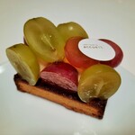 新潟県ヤマヨ農園直送のシャインマスカットとクイーンニーナを使用、ぶどうのタルト650円