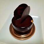 お店の人気No,1、ダークチョコのムースとオレンジ風味のキャラメルクリーム、しっとりしたチョコのビスキュイを重ねた、ノクチュルヌ560円