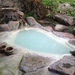 小梨の湯 笹屋 - 貸切露天風呂（若干の硫黄臭に白濁した湯）