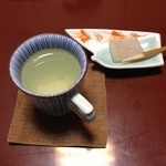 小梨の湯 笹屋 - 宿到着直後に出されたこぶ茶とお茶請け（長旅には嬉しいです。）