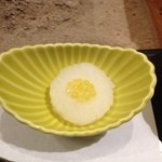 夕食の珍味イワナの卵（黄色いのが卵です）