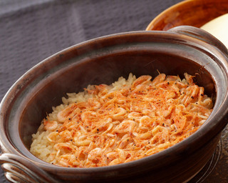 Ebisuya Hanare - ふっくらと丁寧に炊きあげる季節の土鍋ご飯　写真は「桜海老の土鍋ご飯」